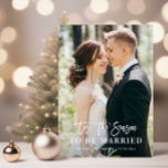 ESTA É A ESTAÇÃO | anúncio de casamento de férias<br><div class="desc">Uma maravilhosa foto de casamento dos recém-casados. Os recursos deste cartão podem ser personalizados.</div>
