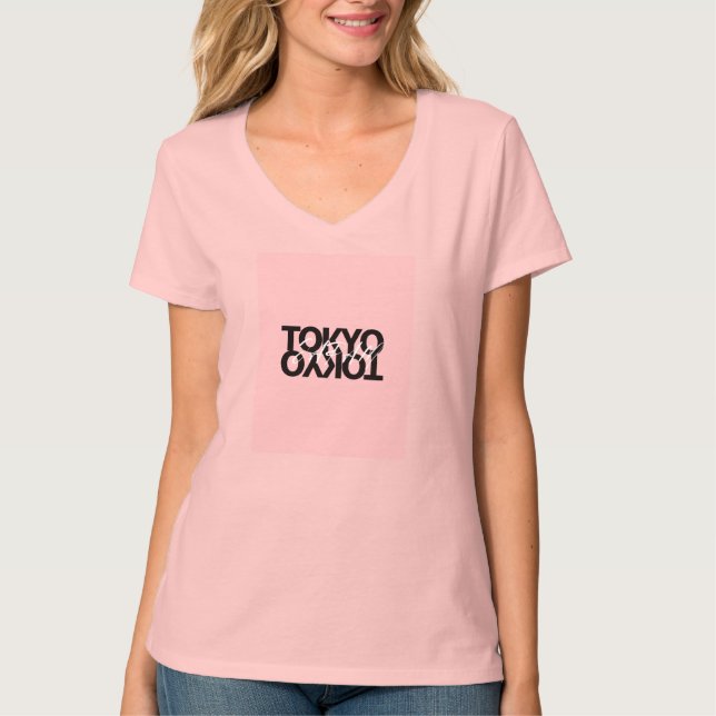 Esta é uma camisa rosa de design TOKYO para mulher (Frente)