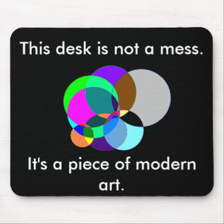 Esta mesa é mousepad da arte moderna