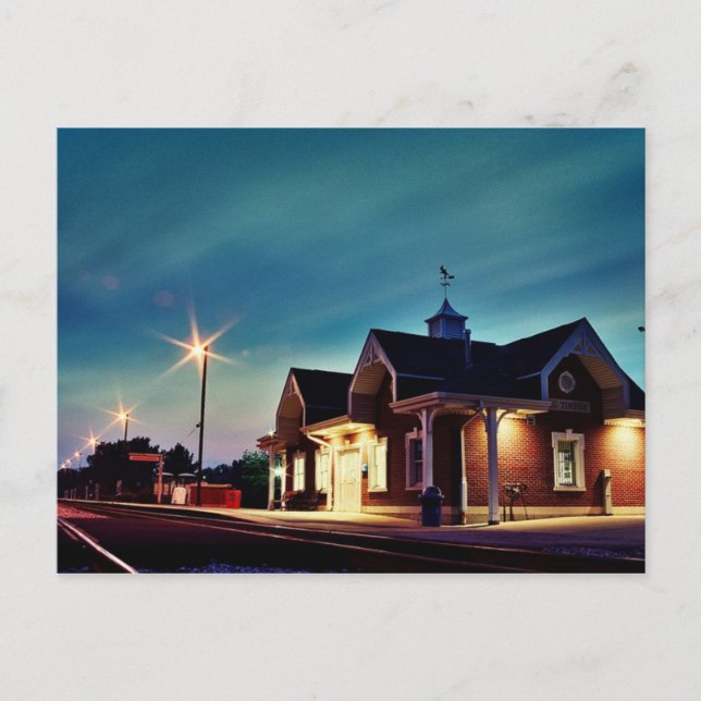 Estação de trem no cartão de posto noturno. (Frente)