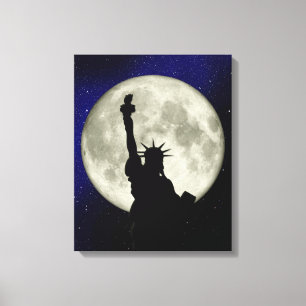 Estátua da liberdade contra as canvas da lua