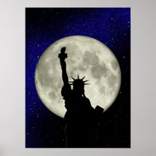 Estátua da liberdade na frente do poster da lua