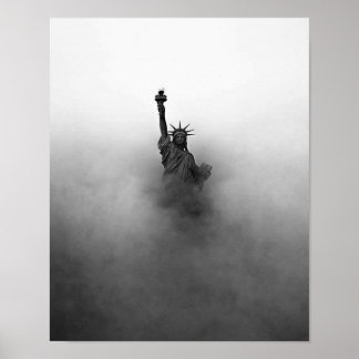 Estátua da liberdade na poster de nevoeiro