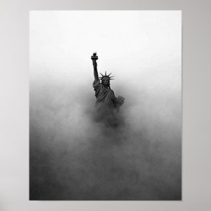 Estátua da liberdade no poster da névoa