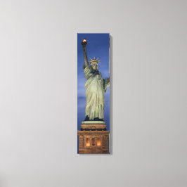 Estátua Da Liberdade Numa Canvas Vertical Noturna 