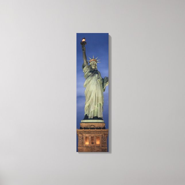 Estátua Da Liberdade Numa Canvas Vertical Noturna  (Frente)