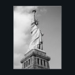 Estátua da liberdade preta & branca, cartão de New<br><div class="desc">Uma foto preto e branco bonita da estátua da liberdade em New York,  América.  O cartão tem uma sensação do vintage e seria perfeito usar-se como a arte da parede ou enviar a alguém especial.</div>