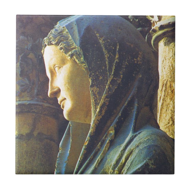 Estátua da Virgem Maria (Frente)