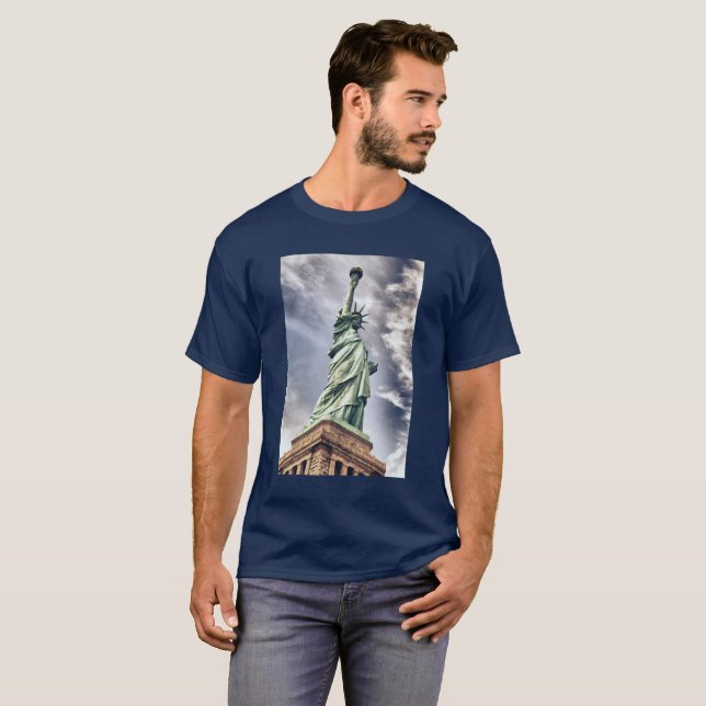 Estátua de Camisas e jaquetas de Liberdade (Frente Completa)