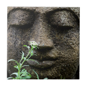 Estátua de jardim de pedra com flor