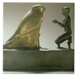 Estátua do rei Taharqa que adora o falcão-deus