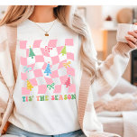 Este É O Natal Da Pedra Groovy Pink Coquette<br><div class="desc">Esta é a Camisa Triblend Festiva Festiva de Natal do Retro Cor-de-Rosa Cor-de-Groovy Coquette apresenta o texto "Tis The Season" na tipografia moderna, acentuada com árvores e arcos de Natal num quadro de xadrez cor-de-rosa. Perfeito para presentes de Natal, festas de Natal e festas de Natal, aniversários e muito mais....</div>