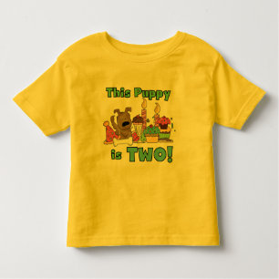 Este filhote de cachorro é dois camisetas e