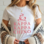 Estilo de Vida Grego Funny Kappa Chino<br><div class="desc">Divertido e feminino, relaxe com cafeína e espírito campus em nossa camiseta grega "Kappa Kappa Chino" Estilo de Vida Grego! Apresentando um gráfico de café a vapor lúgubre e uma carta colegial ousada em rosa em uma camisa branca limpa, esta árvore é perfeita para amantes de café nas sororias, ou...</div>