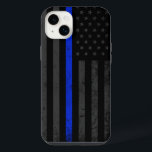 Estilo Escuro e Espelhado | Sinalizador da Polícia<br><div class="desc">Um gabinete de ajustado fino ou estilo resistente para iPhone, com uma bandeira azul fina, de estilo escuro e angustiado, da polícia, com uma linha azul de cobalto vibrante que percorre o centro. Ao fundo está uma bandeira americana escura e desbotada que é sutil o suficiente para voar sob o...</div>