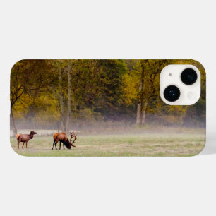 Estojo para iPhone de Casal de Alces Pastando