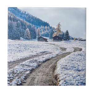 Estrada de terra na terra da neve, cumes europeus