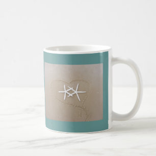 Estrela do mar na caneca de café do coração