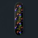 Estrelas Coloridas Skate de Nome Personalizado<br><div class="desc">Este conselho apresenta um design de estrelas coloridas sobre um fundo preto. O design é personalizado para que você possa adicionar qualquer nome que quiser. presente de excelente para qualquer porteiro que queira um design bonito,  mas clássico.</div>