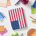 Estrelas de Bandeira Americanas Patrióticas Strips<br><div class="desc">O cobrir inteligente "iPad" americano, Stars and Stripes, Glória Antiga, Banner com Espingarda Estelar, personalizado, belo e elegante nome de script de tipografia falsa monograma/iniciais, patriótico, bandeira americana, monograma, legal, magnético iPad que se dobra em múltiplas posições de suporte e apresenta interior de microfibra de cinza que ajuda a proteger...</div>