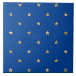 Estrelas do ouro no céu azul