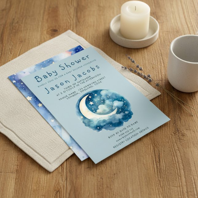 Estrelas e chá de fraldas de lua convite azul (Stars and moon baby shower blue invitation with fluffy clouds and dreamy crescent moon.)