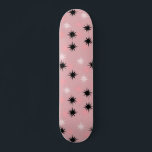 Estrelas Rosa Atômicas - Decodificação do skate<br><div class="desc">Este Anel Atômico Pink tem toda a diversão moderna do meio século da cozinha da sua avó, menos o linóleo pegajoso. O kitschy design apresenta um fundo cor-de-rosa com manchas douradas e estereótipos colocados aleatoriamente em preto e dois tons de rosa. Este padrão inspirado na safra é mod o suficiente...</div>