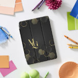Eterno Luxo | Monograma mínimo<br><div class="desc">Atualize seus acessórios técnicos com um toque de sofisticação. O Eterno Luxo | O Cobrir Monograma iPad Pro apresenta um fundo preto elegante, enfeitado com sotaques geométricos de ouro elegantes, criando um aspecto moderno, mas clássico. Personalize-o com as suas iniciais para um toque verdadeiramente personalizado. Recursos: ✅ Proteção Premium -...</div>