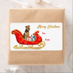 Etiqueta Airedale Terrier Dog Christmas Sleigh Gift Tag<br><div class="desc">Nesses adesivos de etiqueta de presente de Natal bonito, um Cão Airedale Terrier se senta em um bonito trenó decorativo de ouro e vermelho. Ao lado do cão, os pacotes de presentes são amarrados com arcos coloridos. O texto dourado à direita diz "MERRY CHRISTMAS" e o texto personalizado está vermelho....</div>