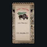 Etiqueta Árvore Feliz De Natal Buffalo Burlap Para Dar<br><div class="desc">Ilustração de um bisão de búfalo vestindo chapéu de Papai Noel com árvore de Natal amarrada às costas. Burlap inspirou design de borda geométrica com texto preto e vermelho.</div>