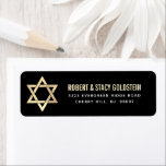 Etiqueta Bar Mitzvah Black Dourado Bold Endereço de devoluç<br><div class="desc">Tenha orgulho, alegria e comemore este marco do seu Bar favorito Mitzvah, sempre que usar esta sofisticada etiqueta de endereço de retorno personalizada! Ouro preto, branco e falso é tipografia serif e uma estrela de ouro falso de David sobrepõem um sofisticado e dramático fundo negro. Personalize o texto personalizado com...</div>