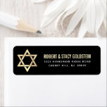 Etiqueta Bar Mitzvah Black Dourado Bold Endereço de devoluç<br><div class="desc">Tenha orgulho, alegria e comemore este marco do seu Bar favorito Mitzvah, sempre que usar esta sofisticada etiqueta de endereço de retorno personalizada! Ouro preto, branco e falso é tipografia serif e uma estrela de ouro falso de David sobrepõem um sofisticado e dramático fundo negro. Personalize o texto personalizado com...</div>