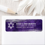 Etiqueta Bar Mitzvah Purple Silver Bold Endereço de Devoluç<br><div class="desc">Tenha orgulho, alegria e comemore este marco do seu Bar favorito Mitzvah sempre que você usar esta etiqueta de endereço de retorno personalizada, legal, única e moderna! Traços de pincel de folha prateada metálicos e Estrela de David, juntamente com tipografia branca e ousada, sobrepõem um fundo de cor de água...</div>