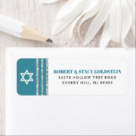 Etiqueta Bar Mitzvah Teal Silver Tallit Bold Return Endereç<br><div class="desc">Tenha orgulho, alegria e comemore este marco do seu Bar favorito Mitzvah sempre que você usar esta etiqueta de endereço de retorno personalizada, legal, única e moderna! Típica de cinzas, verde-azul-palha e poeirento, a cor branca de David e um verde-azul-lacre empoeirado, talude-lata-lata-lata, inspiraram uma camada gráfica simples e branca. Personalize...</div>