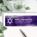 Etiqueta Bar Roxo Mitzvah Silver Foil Bold Endereço de Devo<br><div class="desc">Tenha orgulho, alegria e comemore este marco do seu Bar favorito Mitzvah sempre que você usar esta etiqueta de endereço de retorno personalizada, legal, única e moderna! Traços de pincel de folha prateada metálicos e Estrela de David, juntamente com tipografia branca e ousada, sobrepõem um fundo de cor de água...</div>