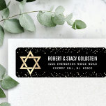 Etiqueta Bat Mitzvah Black Dourado Glitter Bold Return Ende<br><div class="desc">Tenha orgulho, alegria e comemore este marco do seu Bat Mitzvah favorito sempre que você usar esta sofisticada etiqueta de endereço de retorno personalizada! A tipografia de serifa branca, uma estrela dourada falsa de David e minúsculos pontos brilhantes de dourado de dourado sobrepõem um fundo preto sofisticado e dramático. Personalize...</div>