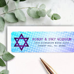 Etiqueta Bat Mitzvah Blue Purple Gradiment Retro Difer<br><div class="desc">Tenha orgulho, alegria e mostre este marco do seu Bat Mitzvah favorito com esta etiqueta de endereço de retorno personalizada e retro. Típica divertida, moderna, arrojada, roxa e azul marinho com a tipografia sans serif moderna sobrepõe-se a um fundo de turquesa pop-luz e de raios quadrados roxos com pontos brancos....</div>