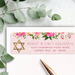 Etiqueta Bat Mitzvah Pink Floral Girly Dourado Endereço de<br><div class="desc">Tenha orgulho, alegria e comemore este marco do seu Bat Mitzvah favorito sempre que você usar esta sofisticada etiqueta de endereço de retorno personalizada! Uma cor d'água floral cor rosa, cor de pêssego chique, folha de ouro falso Estrela de David e o tipo serif rosa poeirento moderno sobrepõem um fundo...</div>