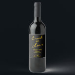 Etiqueta bebado de Vinho Apaixonado - Ouro e Preto<br><div class="desc">Este rótulo de vinho divertido é acentuado com "Bebado no Amor" em uma ousada pincelada de ouro sobre fundo preto,  mantendo-o na moda e moda. Para ver itens mais coordenadores,  dê uma olhada na Bebado da Coleção do Amor,  que contém t-shirts,  tatuagens,  posters e frascos coordenadores.</div>