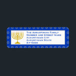 Etiqueta Blue Personated Menorah HANUKKAH Endereço de devol<br><div class="desc">RÓTULOS DE ENDEREÇO na moda azul Menorah RETURN, mostrando menorah de cor dourada contra um fundo azul com uma Estrela de cinza prateada do padrão David. Há um texto personalizável de marcador de posição, para que você possa personalizar com seus próprios detalhes. Adição ideal para seus cartões e convites temáticos...</div>