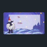 Etiqueta Boi Natal<br><div class="desc">Parada Animal Festivo Presentes e Acessórios de Natal em Ovelha apresenta nossa divertida trabalho de arte de uma linda ovelha branca e preta, apunhalada em um chapéu de Papai Noel, em uma paisagem nevada, contra um céu azul escuro e estrelado, texturizado digitalmente, pintado pelo ilustrador de livros infantis Traci Van...</div>