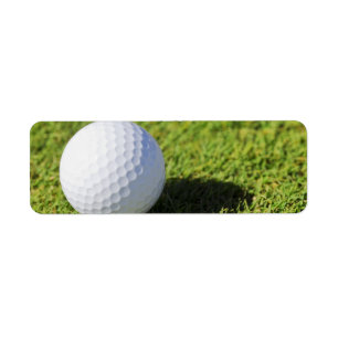 Etiqueta Bola de golfe no curso da grama verde -