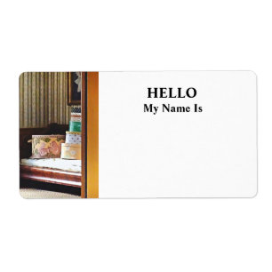 Etiqueta Caixas de chapéu vistas através de uma porta abert