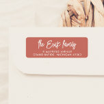Etiqueta Caligrafia de Script Vermelho e Branco e Tipografi<br><div class="desc">Uma simples etiqueta de endereço de retorno com seu nome de família e endereço em branco contra um fundo vermelho. Você pode mudar as cores para qualquer combinação de sua escolha. Estas etiquetas são perfeitas para melhorar a correspondência de férias, dando a cada envelope um toque tradicional e elegante. Feito...</div>