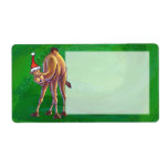 Etiqueta Camel Christmas on Green<br><div class="desc">Parada Animal Festivo Camel Natal Presentes e Acessórios mostra nossa divertida trabalho de arte de um camelo bonito, castanho, apunhalado em um chapéu de Papai Noel em uma paisagem nevada contra um céu noturno estrelado azul escuro texturizado digitalmente pintado por nosso talentoso ilustrador infantil, Traci Van Wagoner. Na parte de...</div>