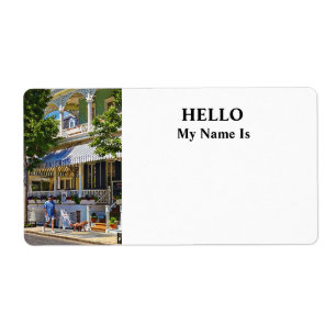 Etiqueta Cape May NJ – Homem caminhando com seu Goldendoodl