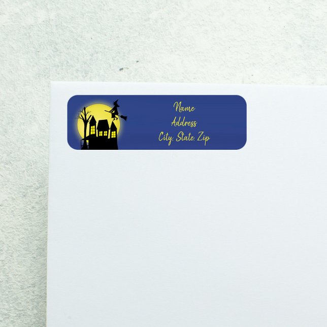 Etiqueta Casa Assombrada e Bruxa Voadora com Lua (Spooky Halloween return address label with haunted house and flying witch.)