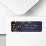 Etiqueta Casamento de vintage de ouro de marinho elegante<br><div class="desc">Clássica caligrafia em ouro estilo de vintage retorna endereço de rsvp de casamento com espirais florais,  folhas e folhagem sobre fundo escuro de marinho.                 Adequado para outono ou casamentos vintage elegantes de inverno.</div>