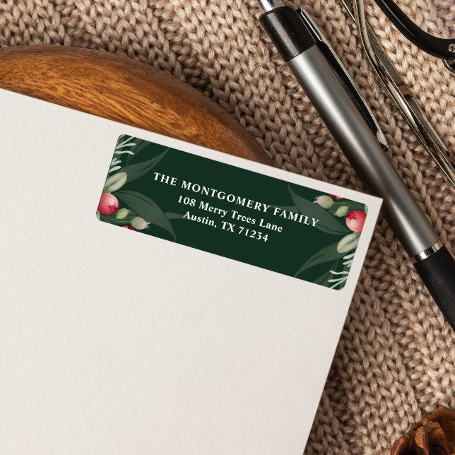 Etiqueta Chic de Natal Verde Escuro (Elegant Christmas Return label with family name and address over a dark green background with berrie)