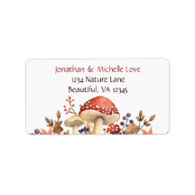 Cogumelos, plantas e folhas de outono